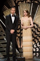 歌曲賞のパフォーマンスのプレゼンターとして登場したライアン・ゴズリング（左）とエマ・ストーン（右）。（写真提供：AMPAS / AdMedia / Newscom / ゼータ イメージ）