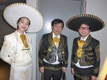 左からのん、片渕須直、プロデューサーの真木太郎。