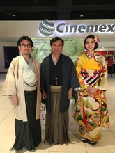 左からプロデューサーの真木太郎、片渕須直、のん。