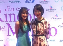 のん（右）と、「この世界の片隅に」スペイン語版ですずに声を当てたエリカ（左）。