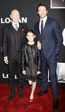 「LOGAN／ローガン」スペシャルスクリーニングの様子。左からパトリック・スチュワート、ダフネ・キーン、ヒュー・ジャックマン。