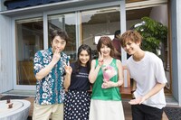 「兄に愛されすぎて困ってます」オフショット。左から近江谷太朗、土屋太鳳、YOU、片寄涼太。