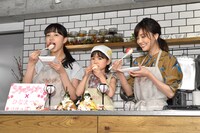 手まり寿司を試食するキャストたち。