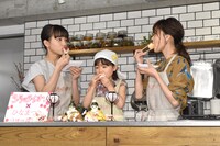 手まり寿司を試食するキャストたち。