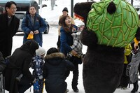 子供を脅かすメロン熊。