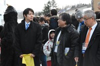 夕張市長の鈴木直道（左）。