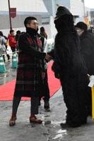 着ぐるみと交流する駿河太郎。