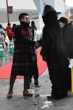 着ぐるみと交流する駿河太郎。