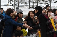 夕張市民と交流する駿河太郎。