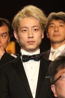 坂口健太郎（中央）