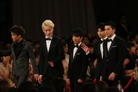 左から岩田剛典、坂口健太郎、佐久本宝、千葉雄大、真剣佑。