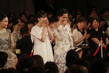 左から杉咲花、広瀬すず、宮崎あおい。