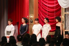 左から大竹しのぶ、黒木華、広瀬すず、宮崎あおい、宮沢りえ。