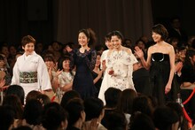 左から大竹しのぶ、黒木華、広瀬すず、宮崎あおい、宮沢りえ。