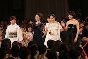 左から大竹しのぶ、黒木華、広瀬すず、宮崎あおい、宮沢りえ。