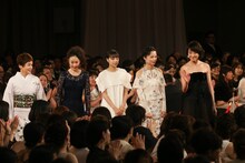 左から大竹しのぶ、黒木華、広瀬すず、宮崎あおい、宮沢りえ。