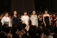 左から大竹しのぶ、黒木華、広瀬すず、宮崎あおい、宮沢りえ。