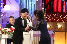 ブロンズを受け取る妻夫木聡（左）。