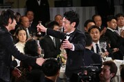 綾野剛と抱擁しようとする妻夫木聡（中央）。