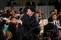 綾野剛と抱擁する妻夫木聡（中央右）。
