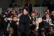 綾野剛と抱擁する妻夫木聡（中央右）。