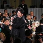 妻夫木聡が日本アカデミー賞最優秀助演男優賞を受賞、綾野剛と熱く抱擁
