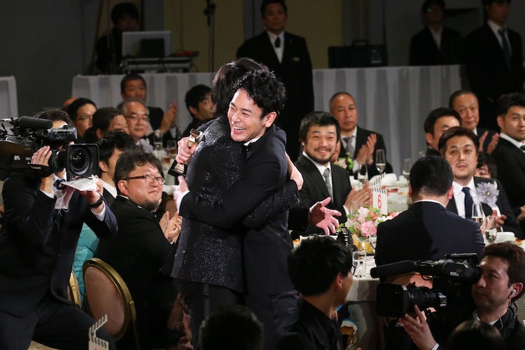 妻夫木聡が日本アカデミー賞最優秀助演男優賞を受賞 綾野剛と熱く抱擁 映画ナタリー