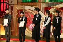 左から岩田剛典、新海誠、RADWIMPS。