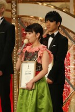 高畑充希（手前）と佐久本宝（奥）。