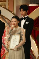 杉咲花（手前）と千葉雄大（奥）。