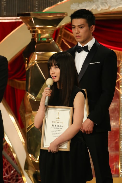 橋本環奈（手前）と真剣佑（奥）。