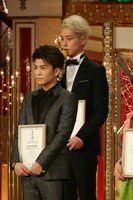 岩田剛典（手前）と坂口健太郎（奥）。