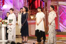 左から大竹しのぶ、黒木華、広瀬すず、宮崎あおい。
