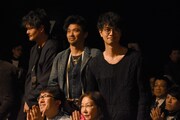 「blank13」キャストの村上淳（中央）と齊藤工名義で監督を務めた斎藤工（右）。