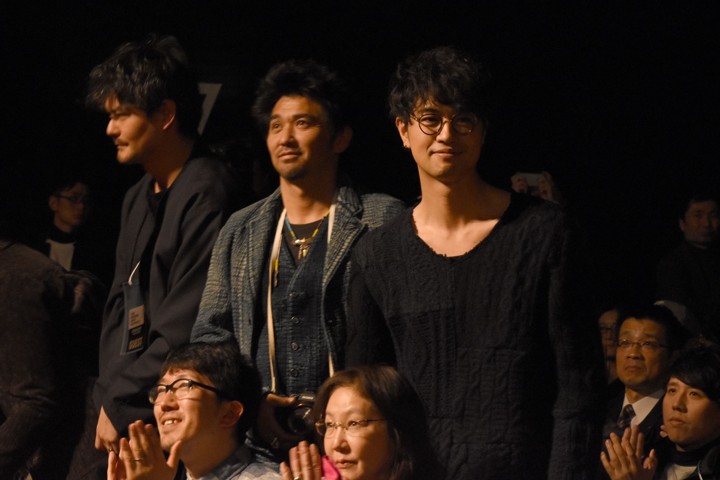 「blank13」キャストの村上淳（中央）と齊藤工名義で監督を務めた斎藤工（右）。