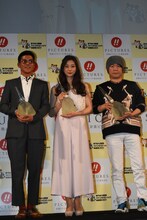 ニューウェーブアワード受賞者。左から駿河太郎、足立梨花、静野孔文。