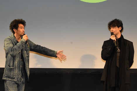 左から村上淳、齊藤工(斎藤工)。