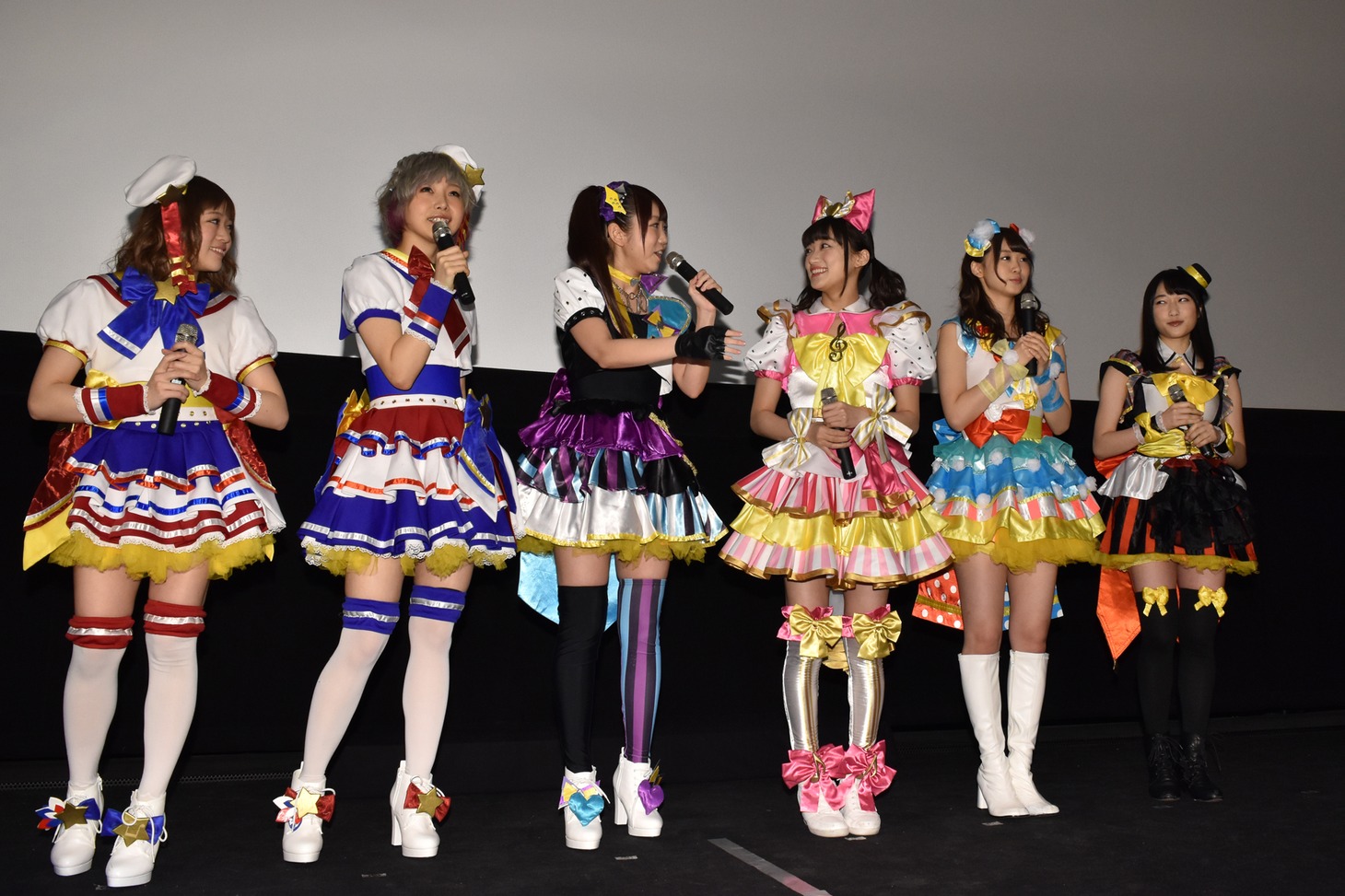 「劇場版プリパラ み～んなでかがやけ！キラリン☆スターライブ！」初日舞台挨拶の様子。