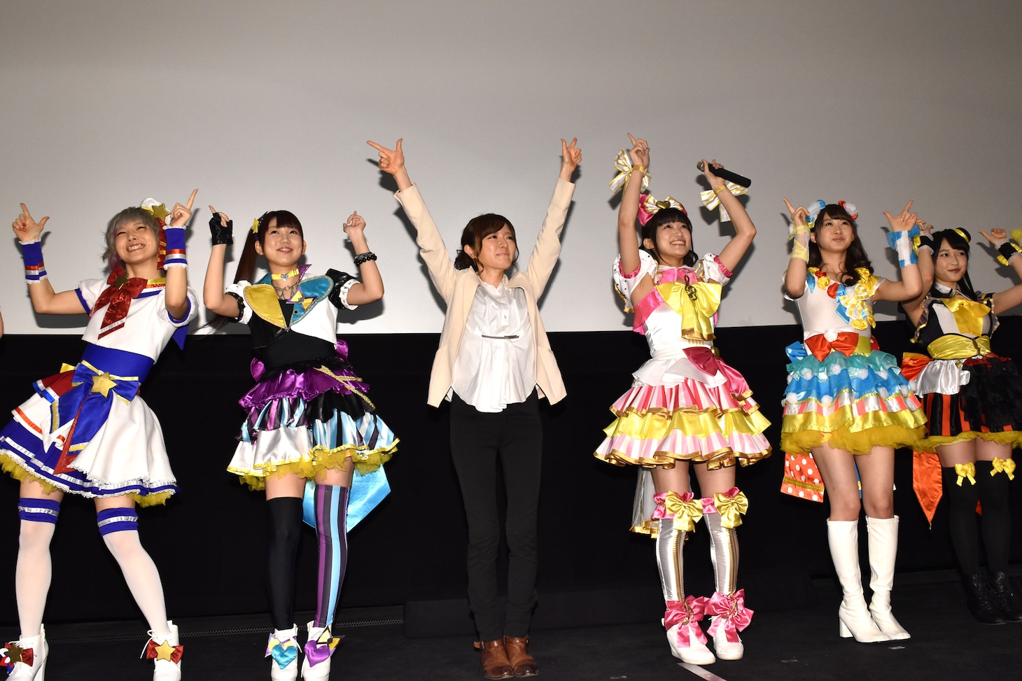 ダンスを披露する登壇者たち。左から若井友希、山北早紀、紺野あさ美、茜屋日海夏、芹澤優、久保田未夢。