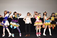 ダンスを披露する登壇者たち。左から若井友希、山北早紀、紺野あさ美、茜屋日海夏、芹澤優、久保田未夢。