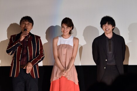 左から相島一之、藤井美菜、林遣都。