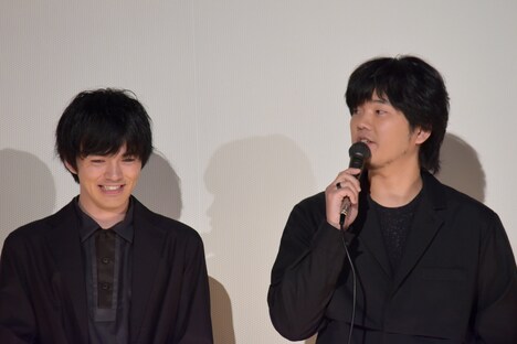 左から林遣都、秦基博。