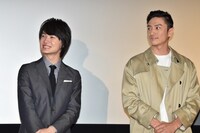 左から神木隆之介、伊勢谷友介。