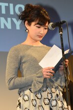 受賞作品を読み上げる武田梨奈。