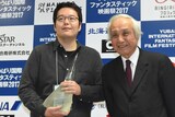 左からグランプリ受賞者の永山正史、審査員長の内藤誠。