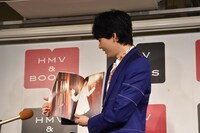 お気に入りの写真を紹介する古川雄輝。