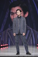 ストライプ柄のスーツをまとい「神戸コレクション2017 SPRING & SUMMER」のステージに登場した野村周平。