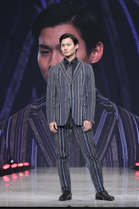 ストライプ柄のスーツをまとい「神戸コレクション2017 SPRING & SUMMER」のステージに登場した野村周平。