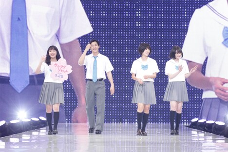 左から平祐奈、野村周平、黒島結菜、玉城ティナ。