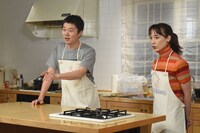 見学している山本浩司らと話す新井浩文（左）。